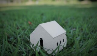 空き家を所有し続けるデメリットとは？放置すると何が起こる？